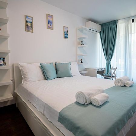 Stylish 1-Bd Apartment In St Constantine And Helena By Flat Mаnager Saints Constantine and Helena Bagian luar foto