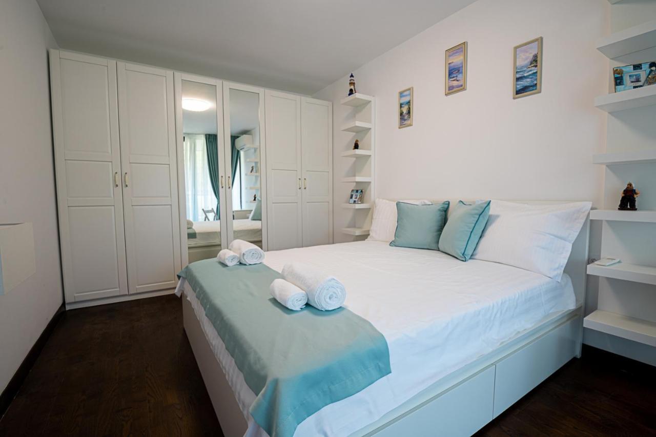 Stylish 1-Bd Apartment In St Constantine And Helena By Flat Mаnager Saints Constantine and Helena Bagian luar foto