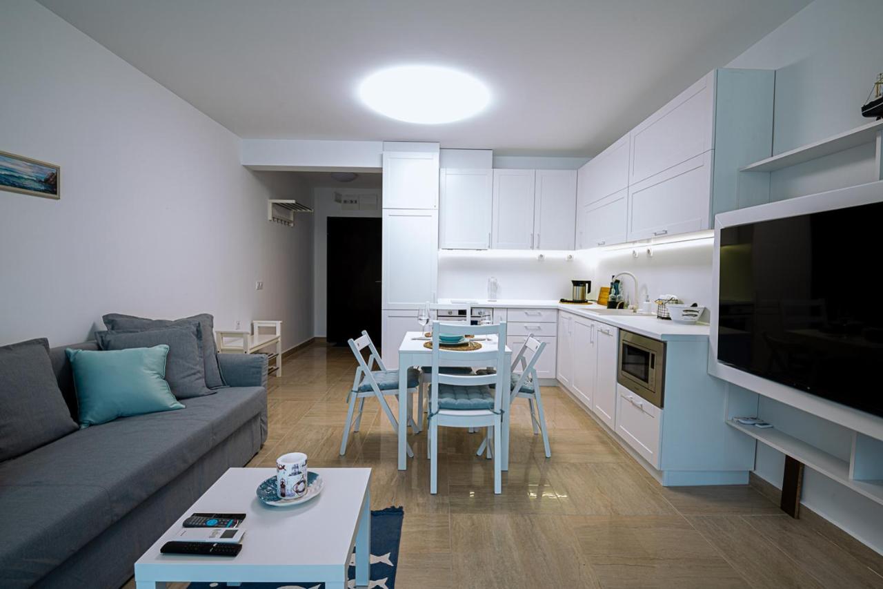 Stylish 1-Bd Apartment In St Constantine And Helena By Flat Mаnager Saints Constantine and Helena Bagian luar foto